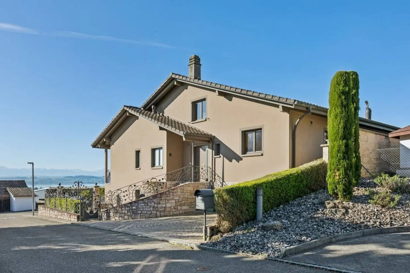 Elegante Villa mit Seeblick - Foto 1 von 9