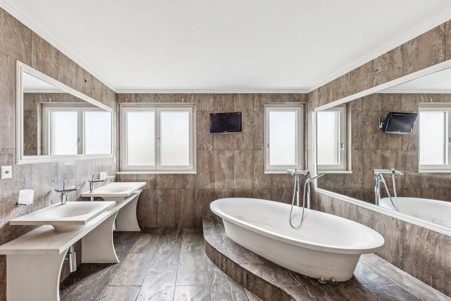 Elegante Villa mit Seeblick - Foto 8 von 9