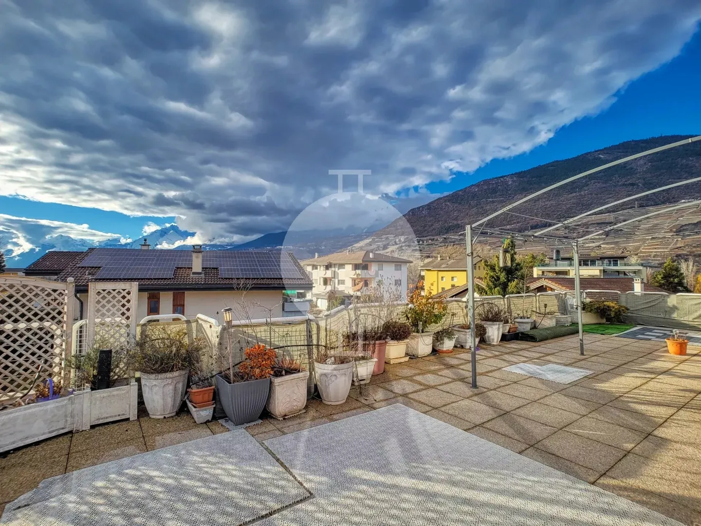 Wunderschöne helle Penthousewohnung mit großer Terrasse und Panoramablick auf die Ebene - Foto 16 von 17