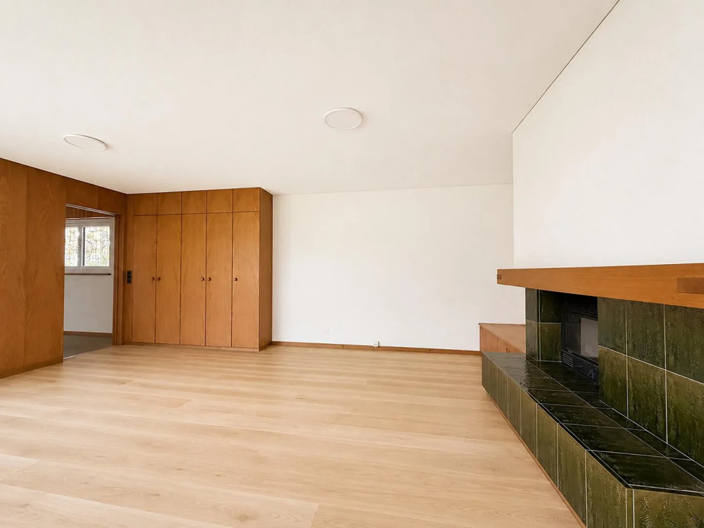 Freshly renovated atrium house in a representative location - Photo 2 of 9
