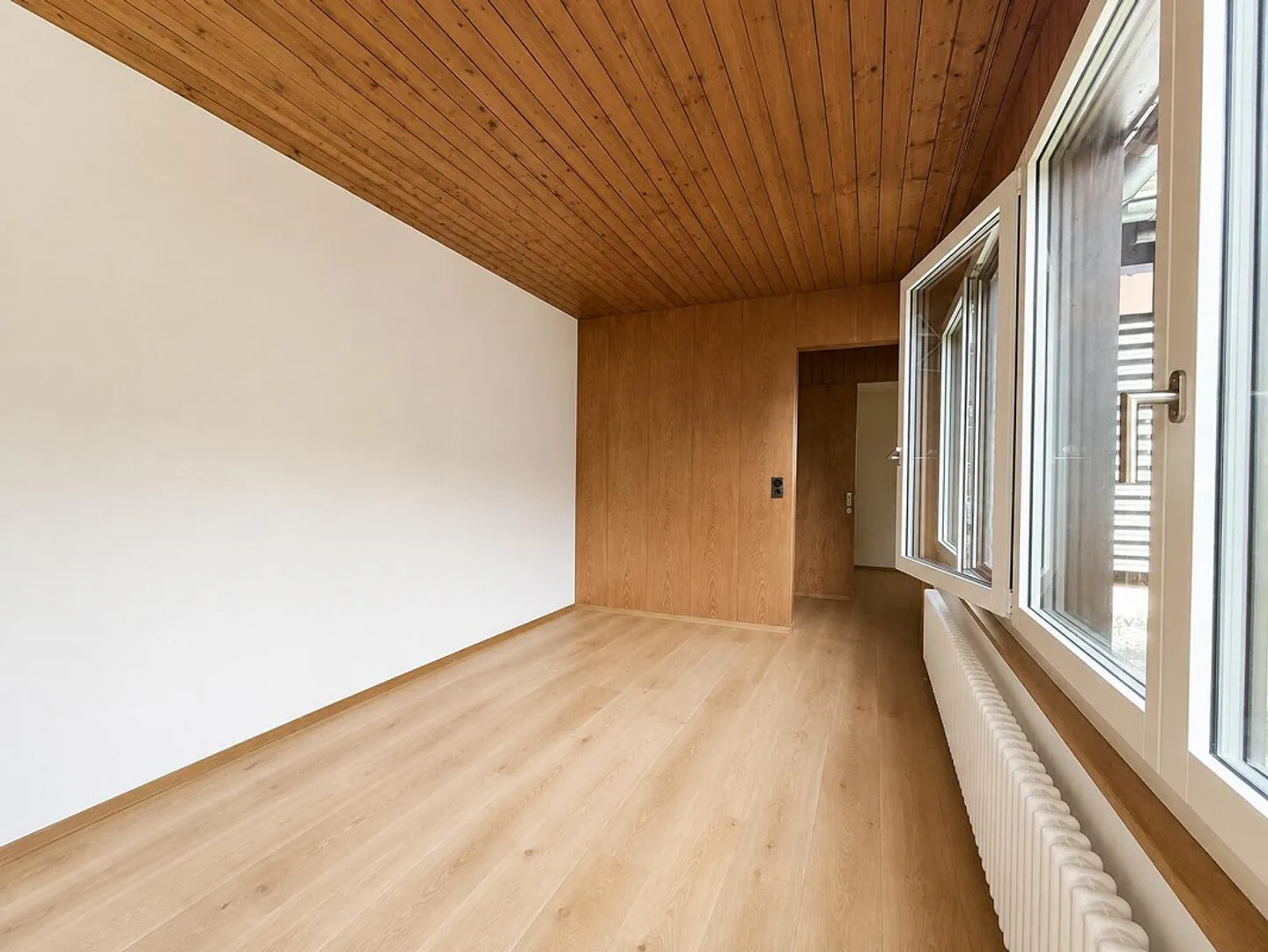 Freshly renovated atrium house in a representative location - Photo 3 of 9
