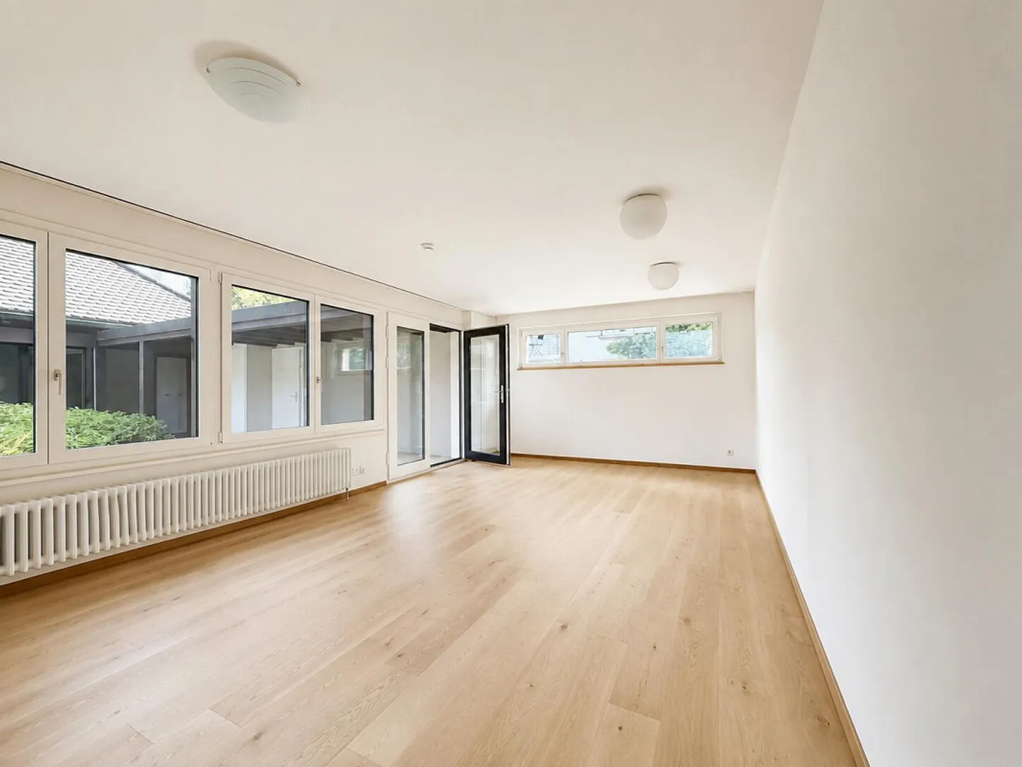 Freshly renovated atrium house in a representative location - Photo 4 of 9