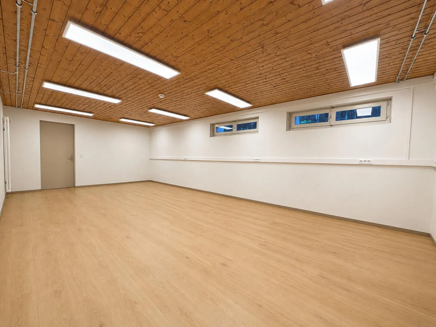Freshly renovated atrium house in a representative location - Photo 5 of 9