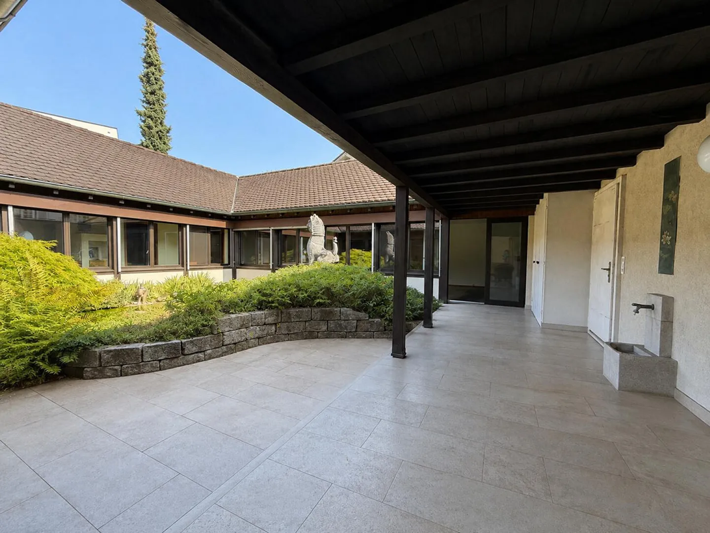 Freshly renovated atrium house in a representative location - Photo 6 of 9