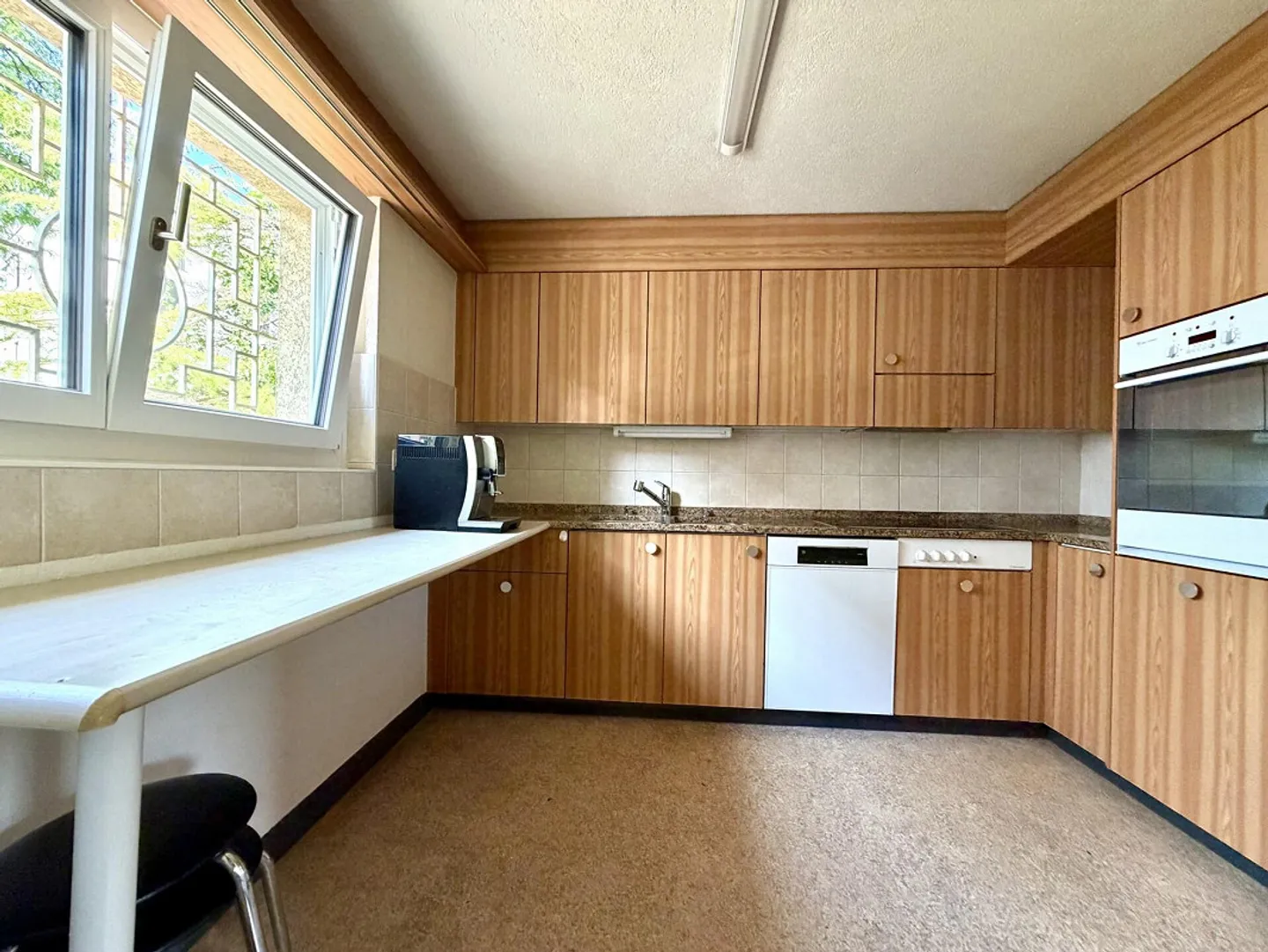 Freshly renovated atrium house in a representative location - Photo 9 of 9
