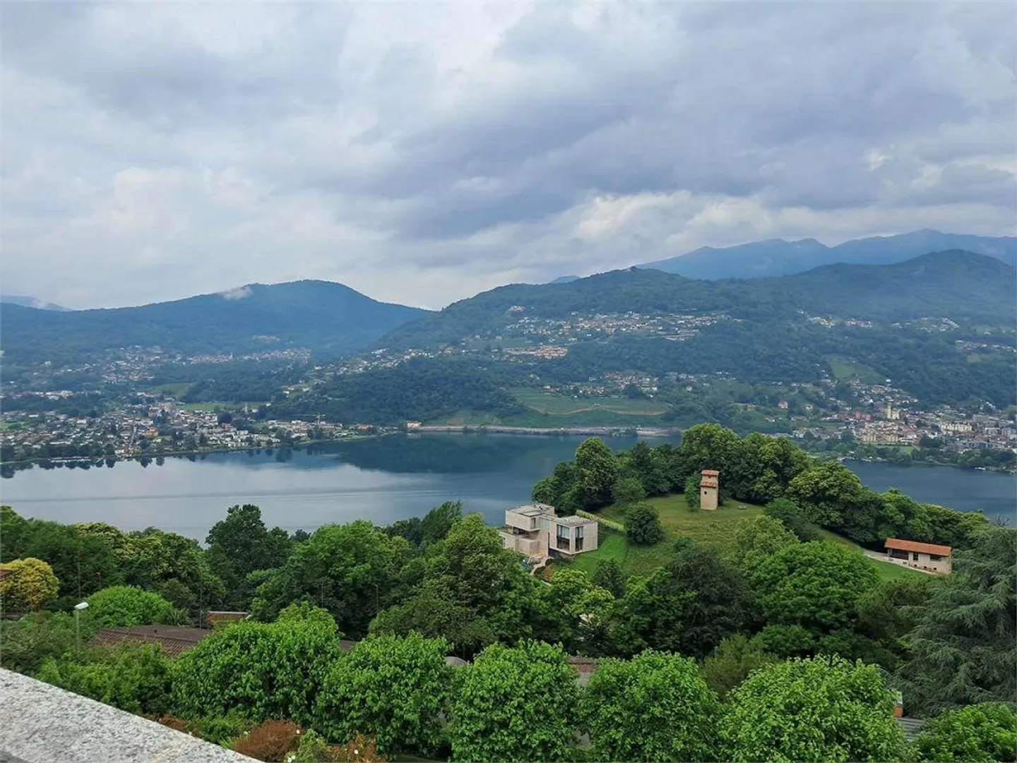 Neues repräsentatives Penthouse mit 5,5 Zimmern, Pool und Garten - Foto 1 von 13