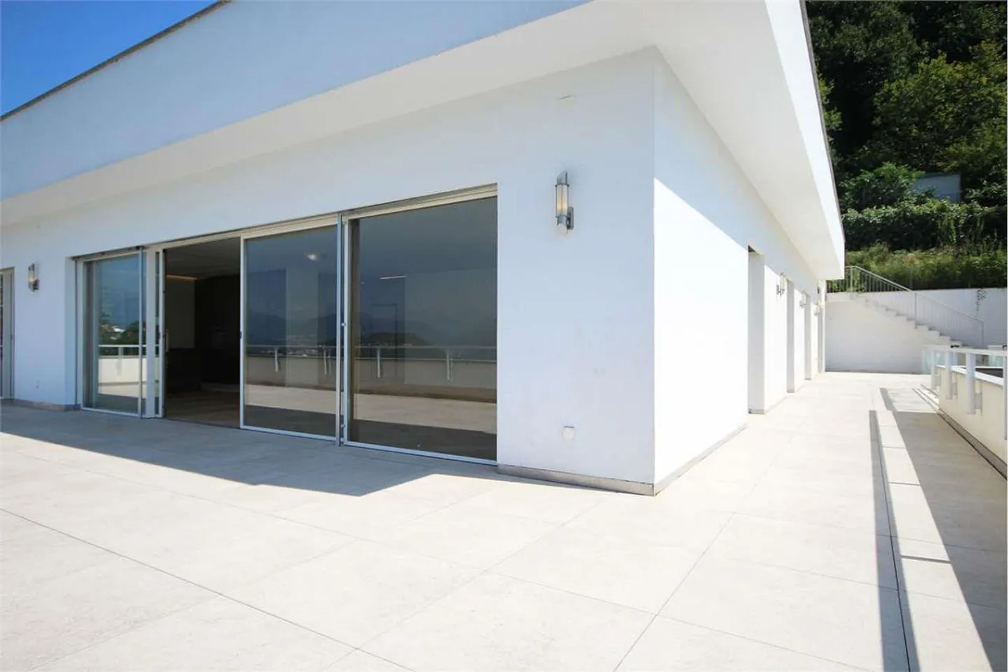 Neues repräsentatives Penthouse mit 5,5 Zimmern, Pool und Garten - Foto 2 von 13