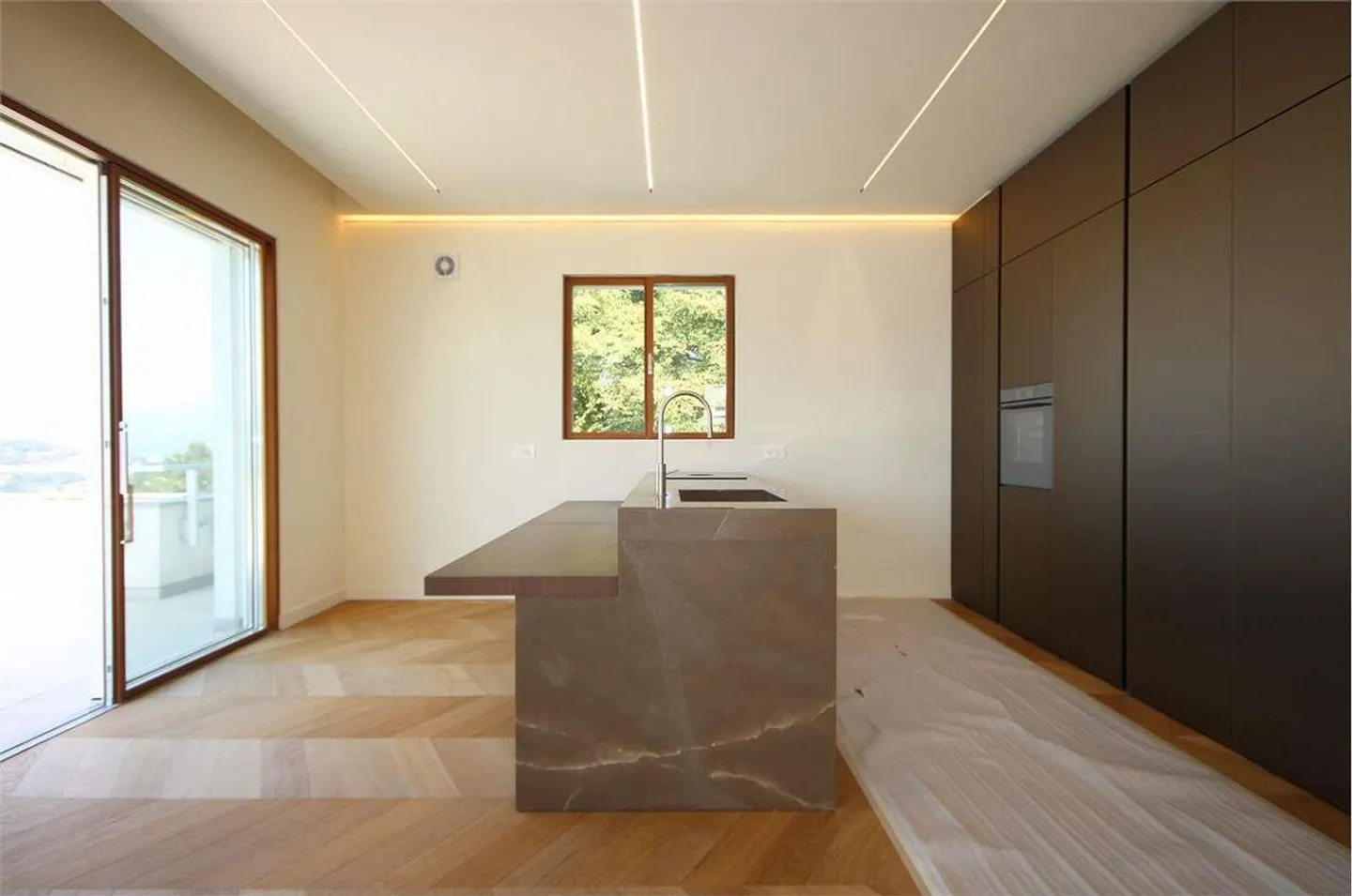 Neues repräsentatives Penthouse mit 5,5 Zimmern, Pool und Garten - Foto 8 von 13