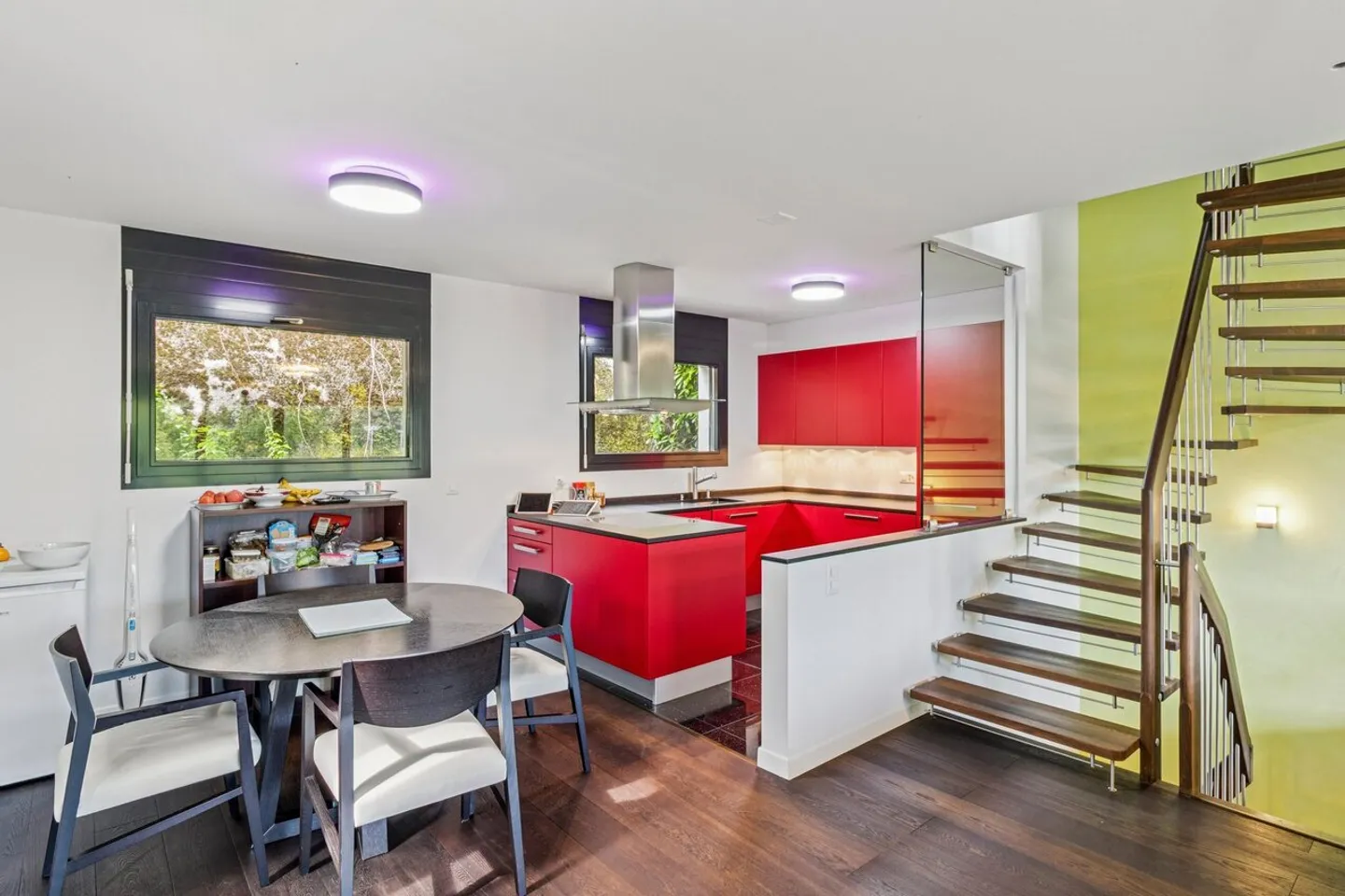 Spacious semi-detached house of 200 m² with lake view. - Photo 2 of 5