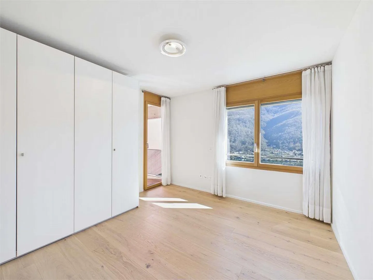 Villa lumineuse de 5,5 pièces avec vue sur le lac - Photo 12 sur 13