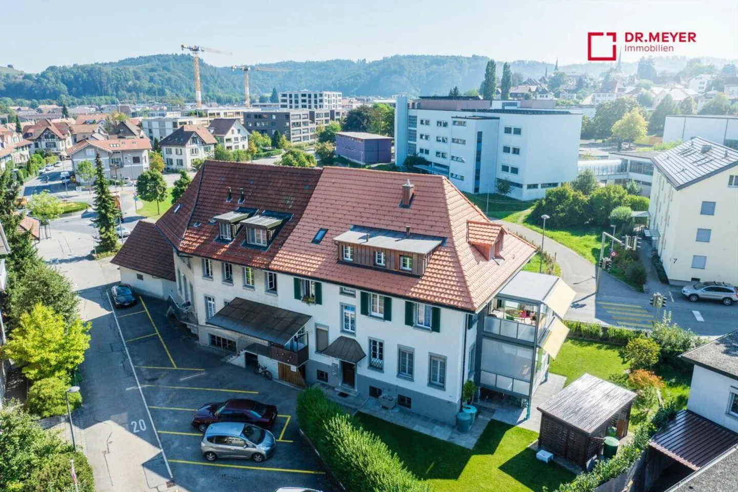 Immeuble multifamilial avec 7 appartements, salles de formation et stationnement - Photo 1 sur 15