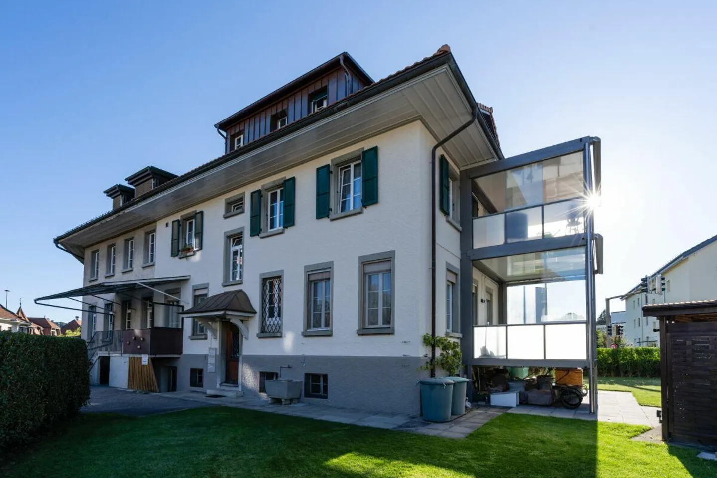 Immeuble multifamilial avec 7 appartements, salles de formation et stationnement - Photo 2 sur 15
