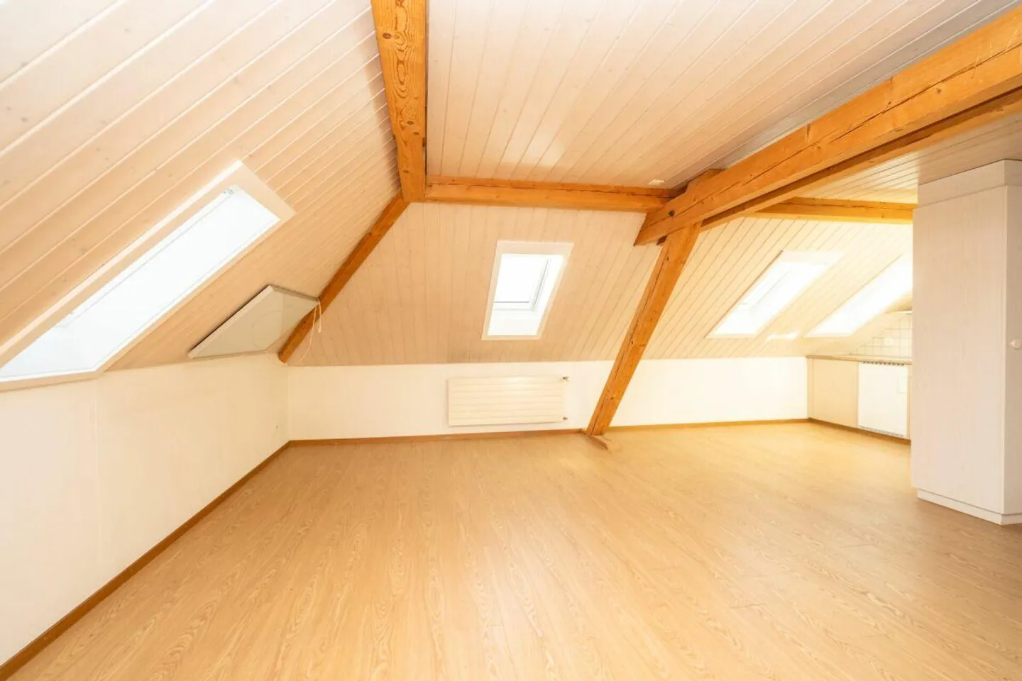 Immeuble multifamilial avec 7 appartements, salles de formation et stationnement - Photo 4 sur 15