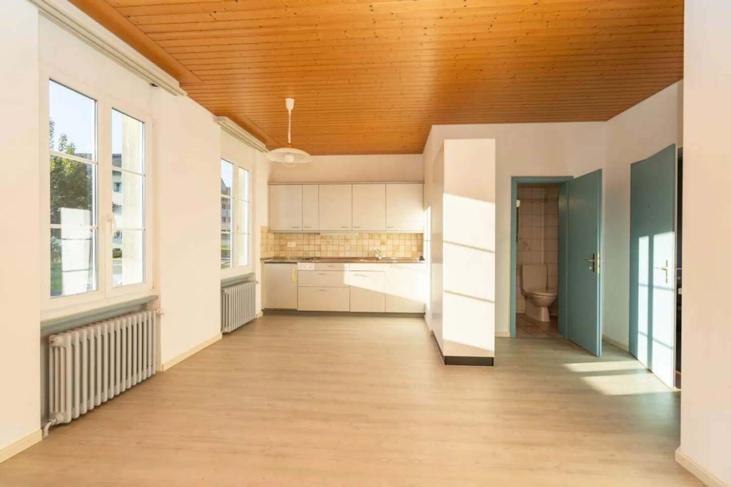 Immeuble multifamilial avec 7 appartements, salles de formation et stationnement - Photo 3 sur 15