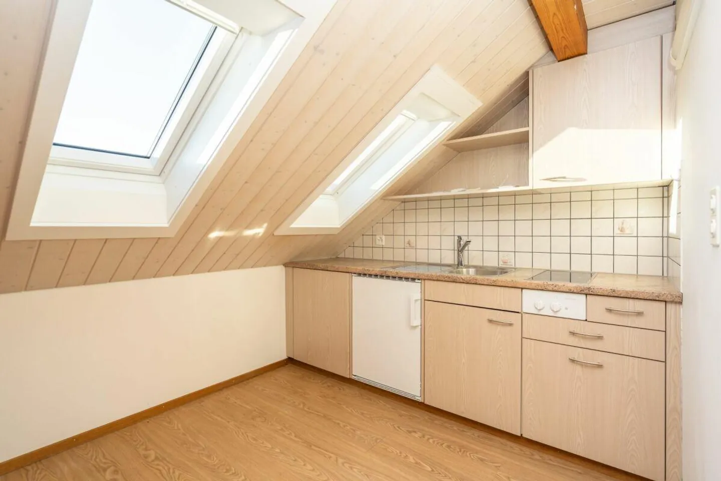 Immeuble multifamilial avec 7 appartements, salles de formation et stationnement - Photo 5 sur 15