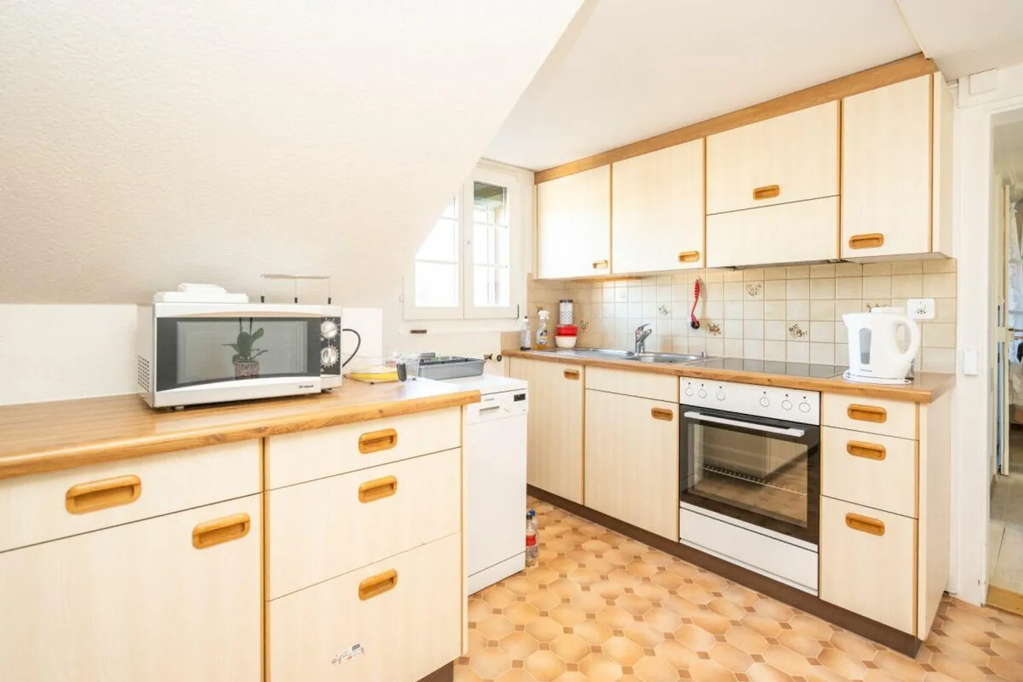 Immeuble multifamilial avec 7 appartements, salles de formation et stationnement - Photo 7 sur 15