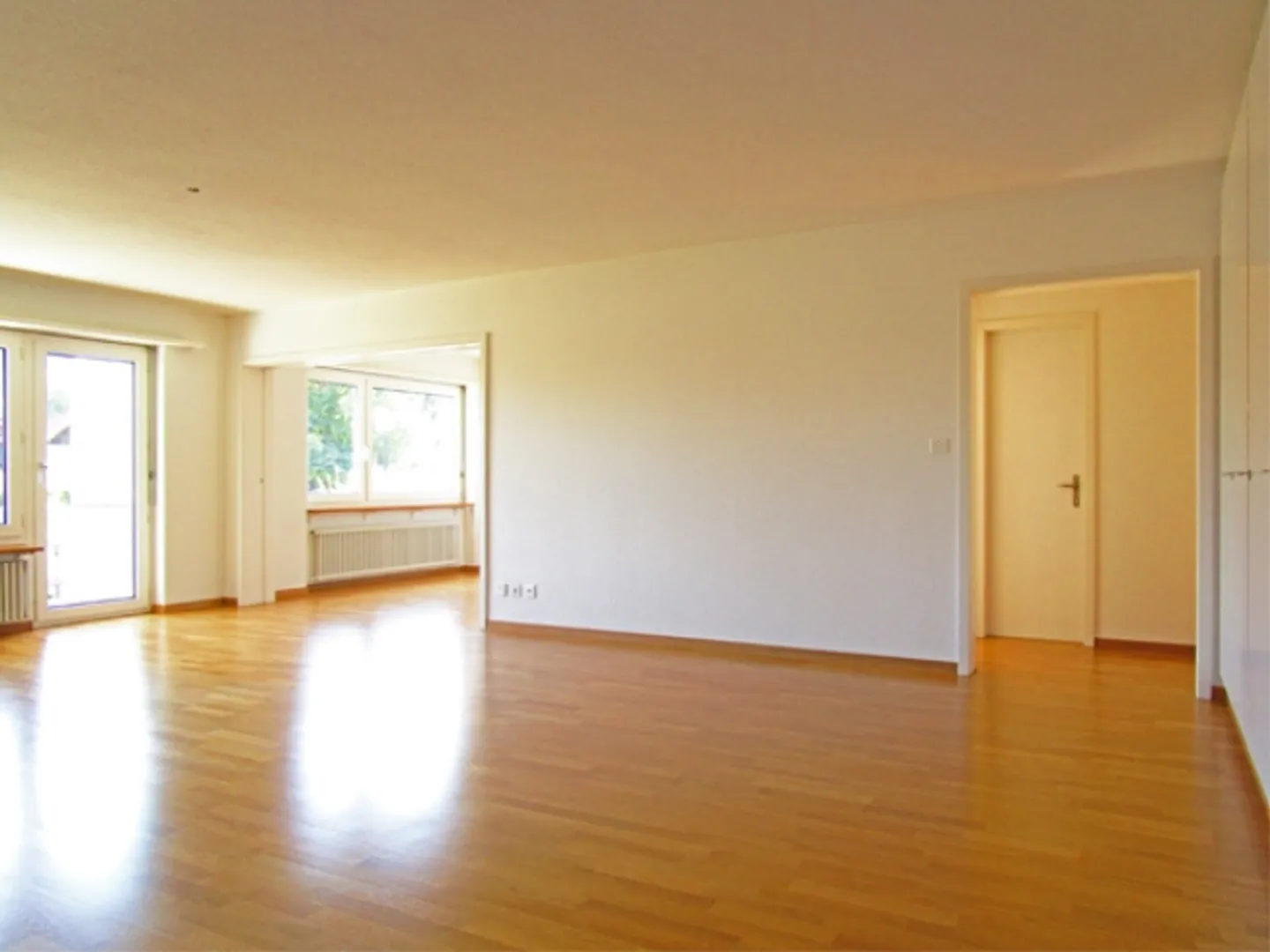 Ideal and spacious apartment seeks family! - Photo 2 of 5