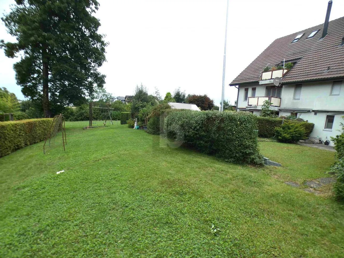 De haute qualité avec nouvelle cuisine et espace de jardin - Photo 3 sur 5