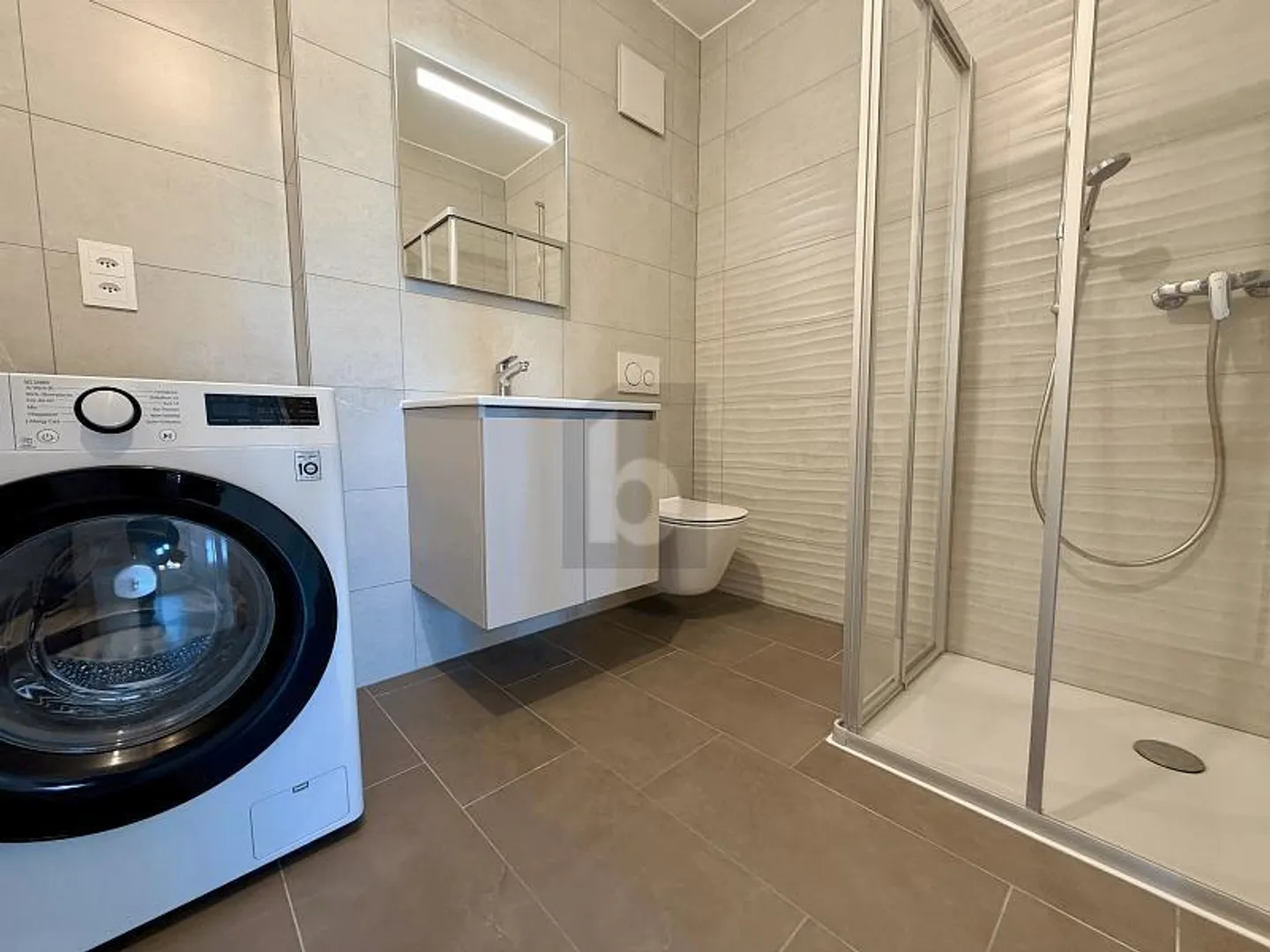 Bright Apartment in Ideal Location - Photo 5 of 6