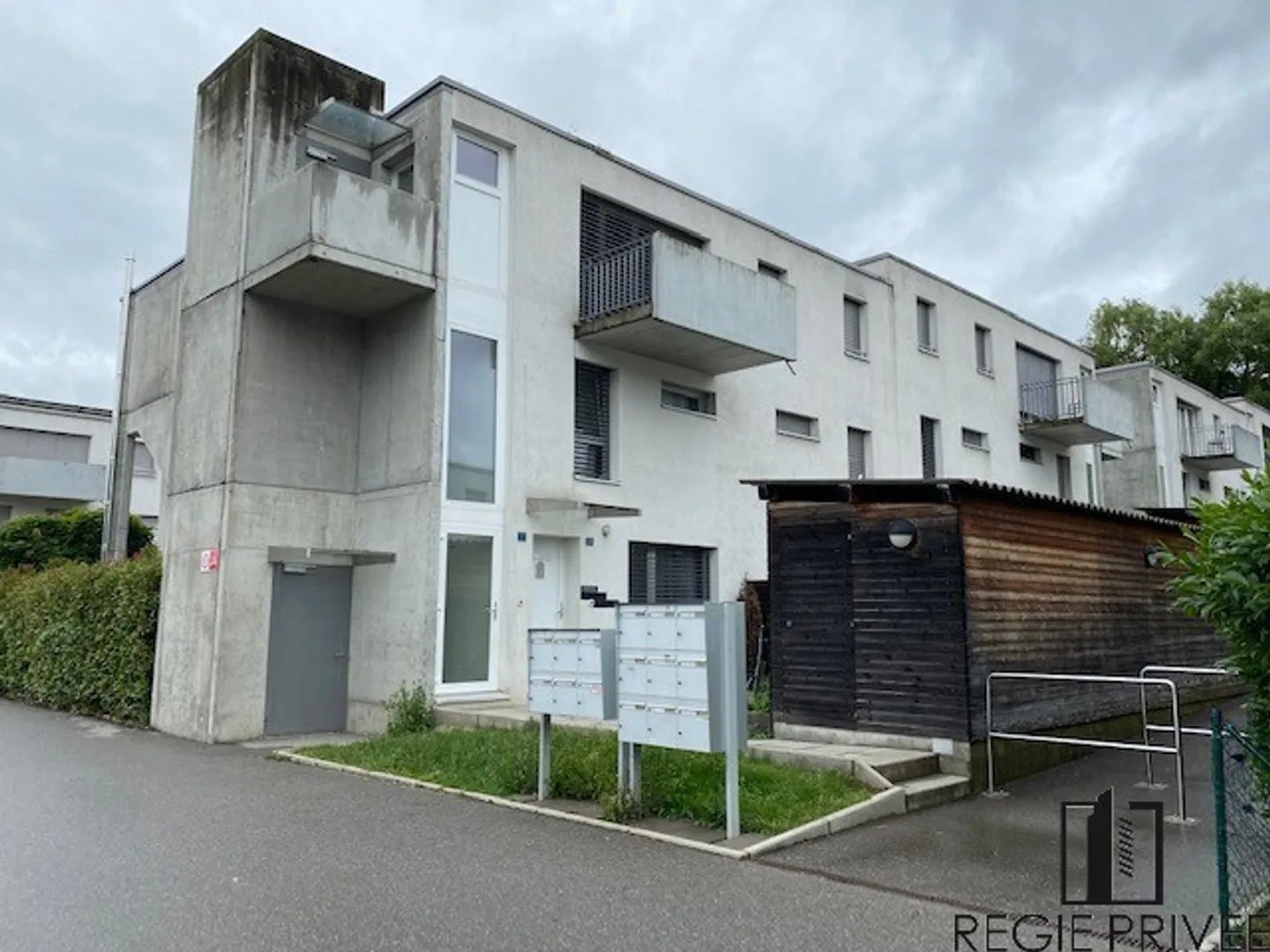 Place couverte - Photo 2 sur 2