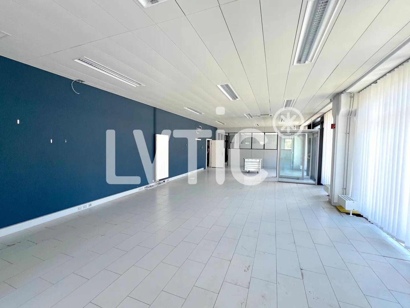 Hall industriel, showroom, bureaux de 2000 m2 à louer à Martigny - Photo 10 sur 12