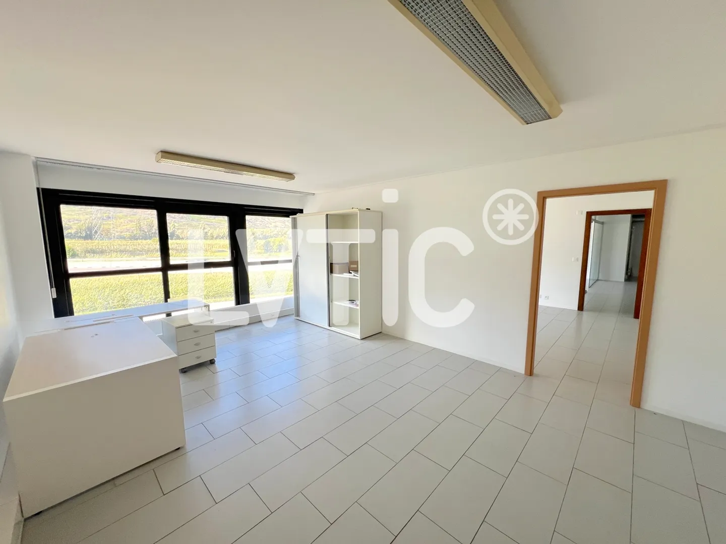 Hall industriel, showroom, bureaux de 2000 m2 à louer à Martigny - Photo 9 sur 12