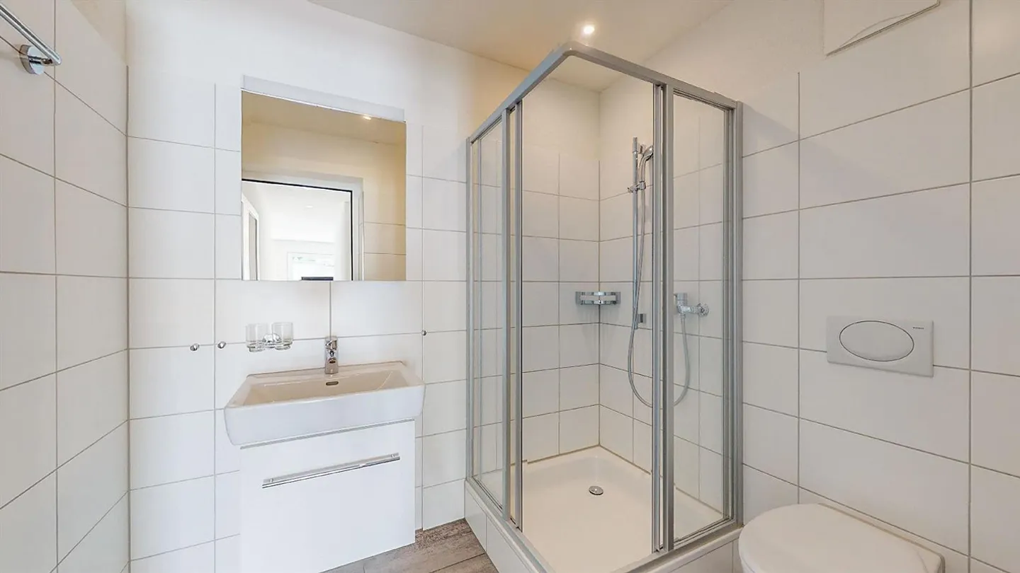 MODERN apartment in a QUIET location - Photo 6 of 7