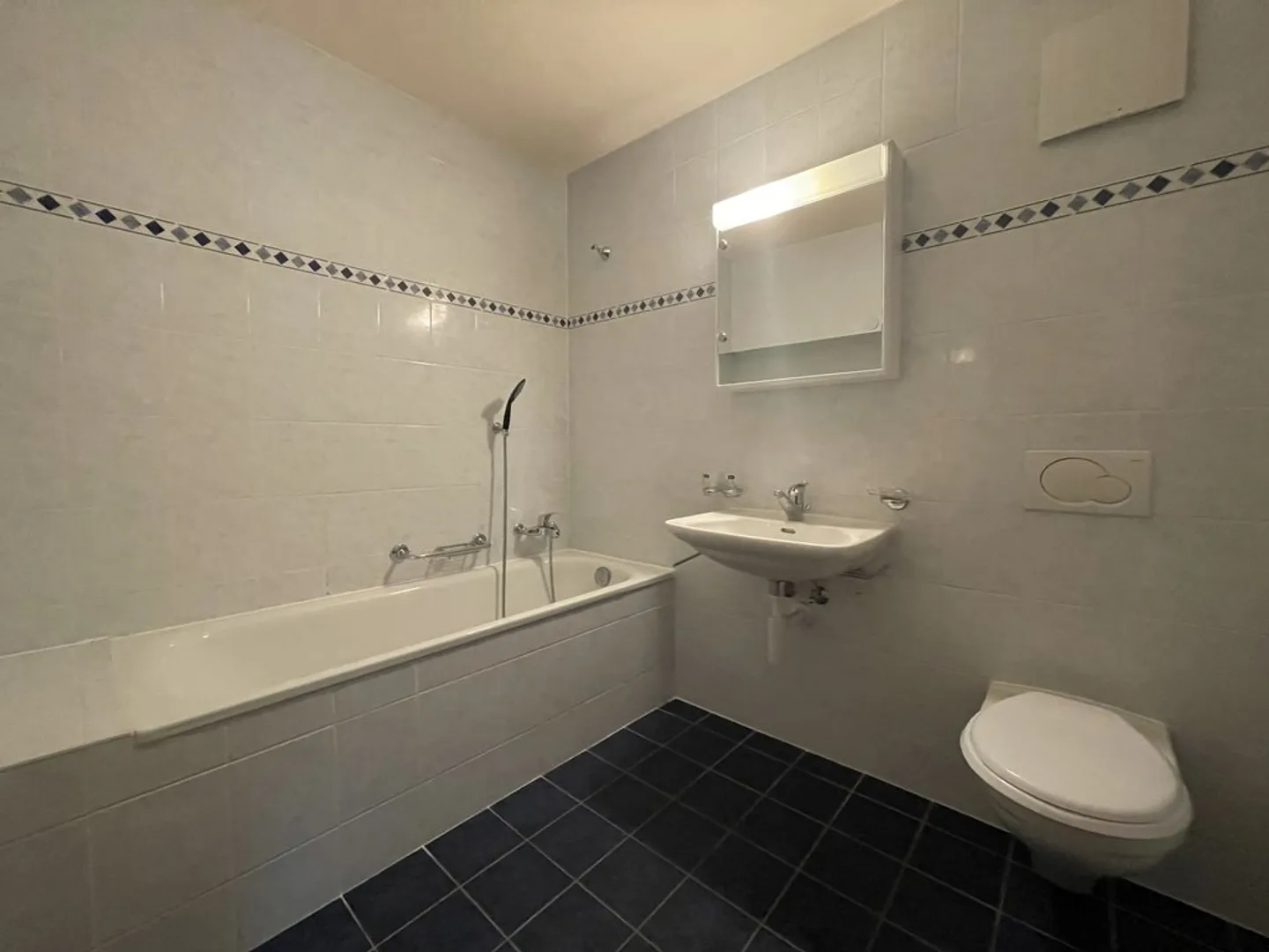 Spacious 4-Room Apartment - Photo 5 of 10