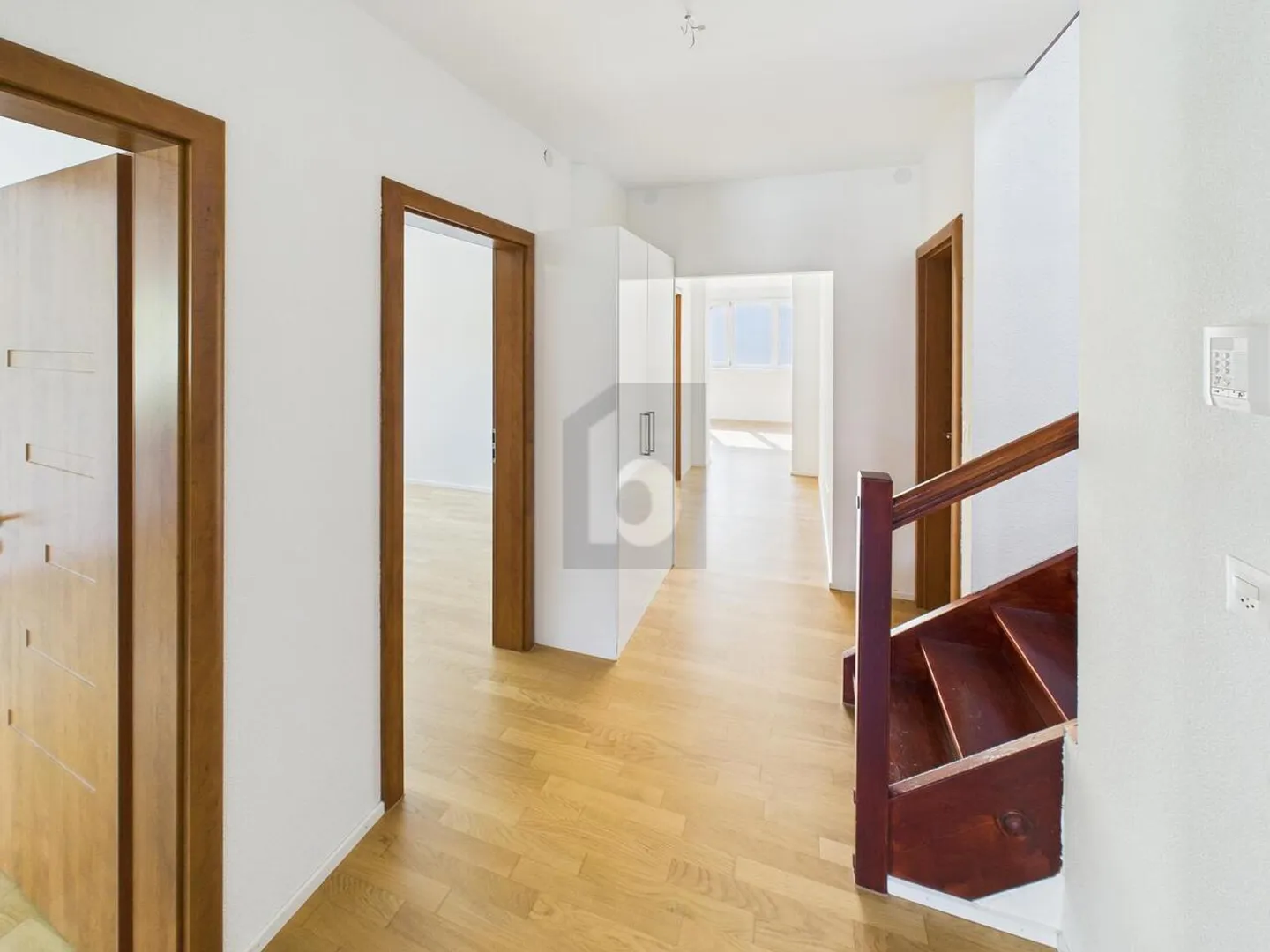 LUMINOSO E SPAZIOSO CON TANTO SPAZIO PER VIVERE - Foto 1 di 6