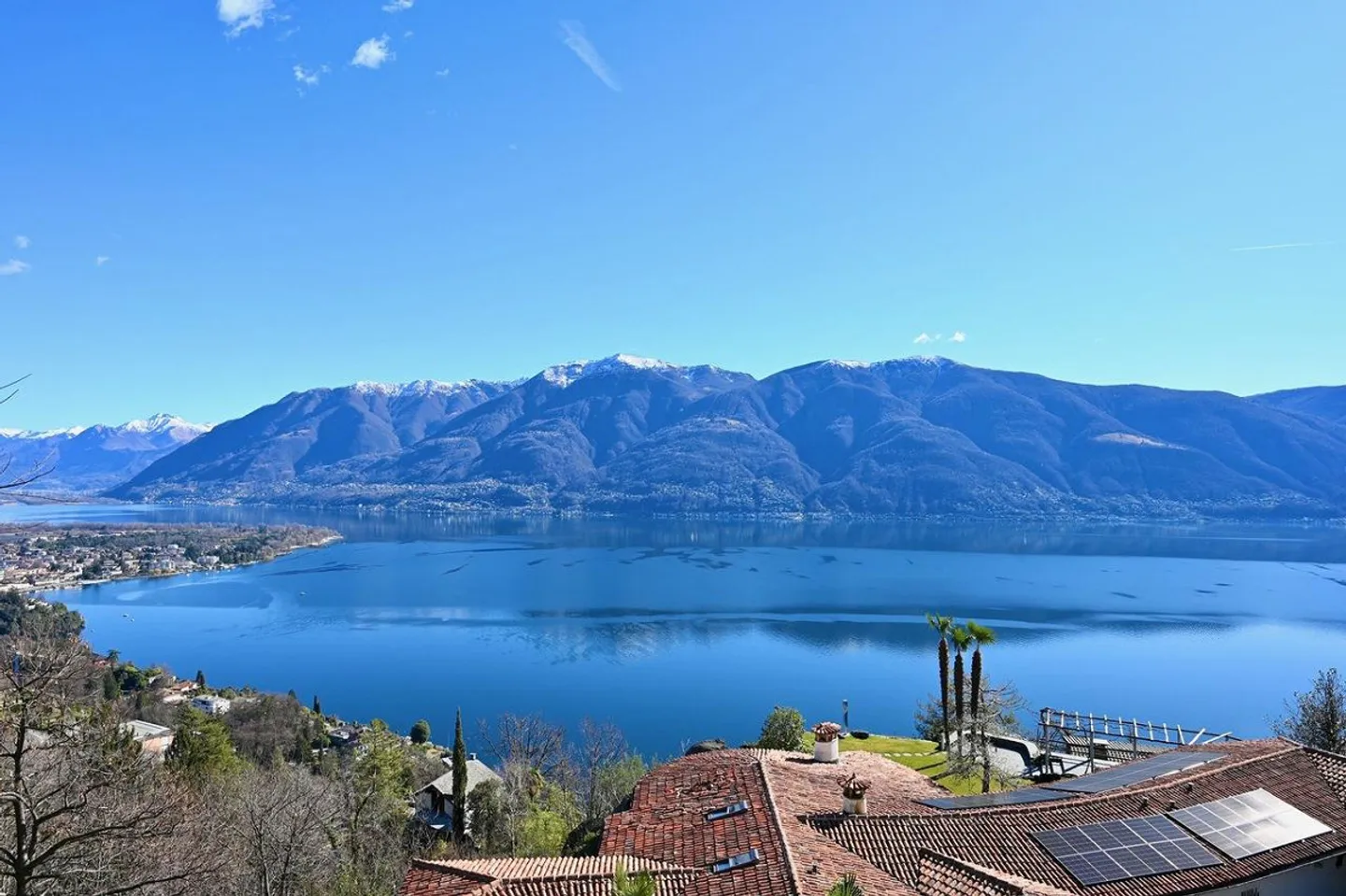 VILLA CON VISTA LAGO. STILE MINIMALISTA. MASSIMO LUSSO - Foto 1 di 16
