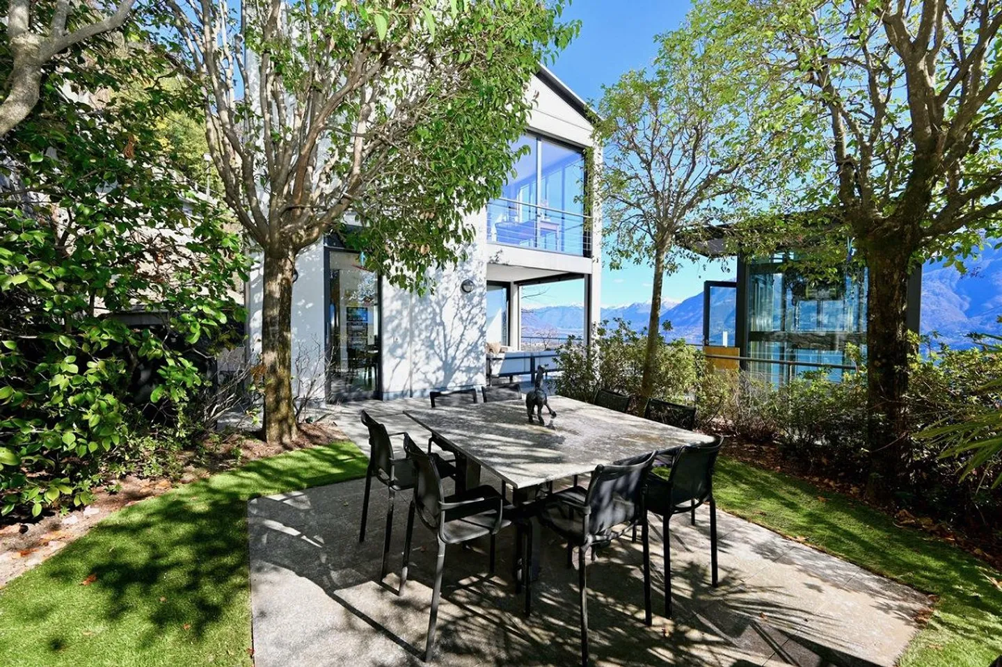 VILLA CON VISTA LAGO. STILE MINIMALISTA. MASSIMO LUSSO - Foto 4 di 16