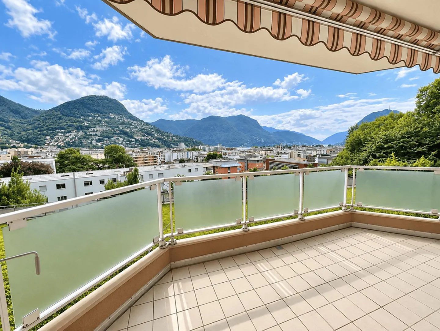 4.5 APARTMENT WITH SPLENDID CITY VIEW AND PARTIAL LAKE VIEW - Photo 1 of 13