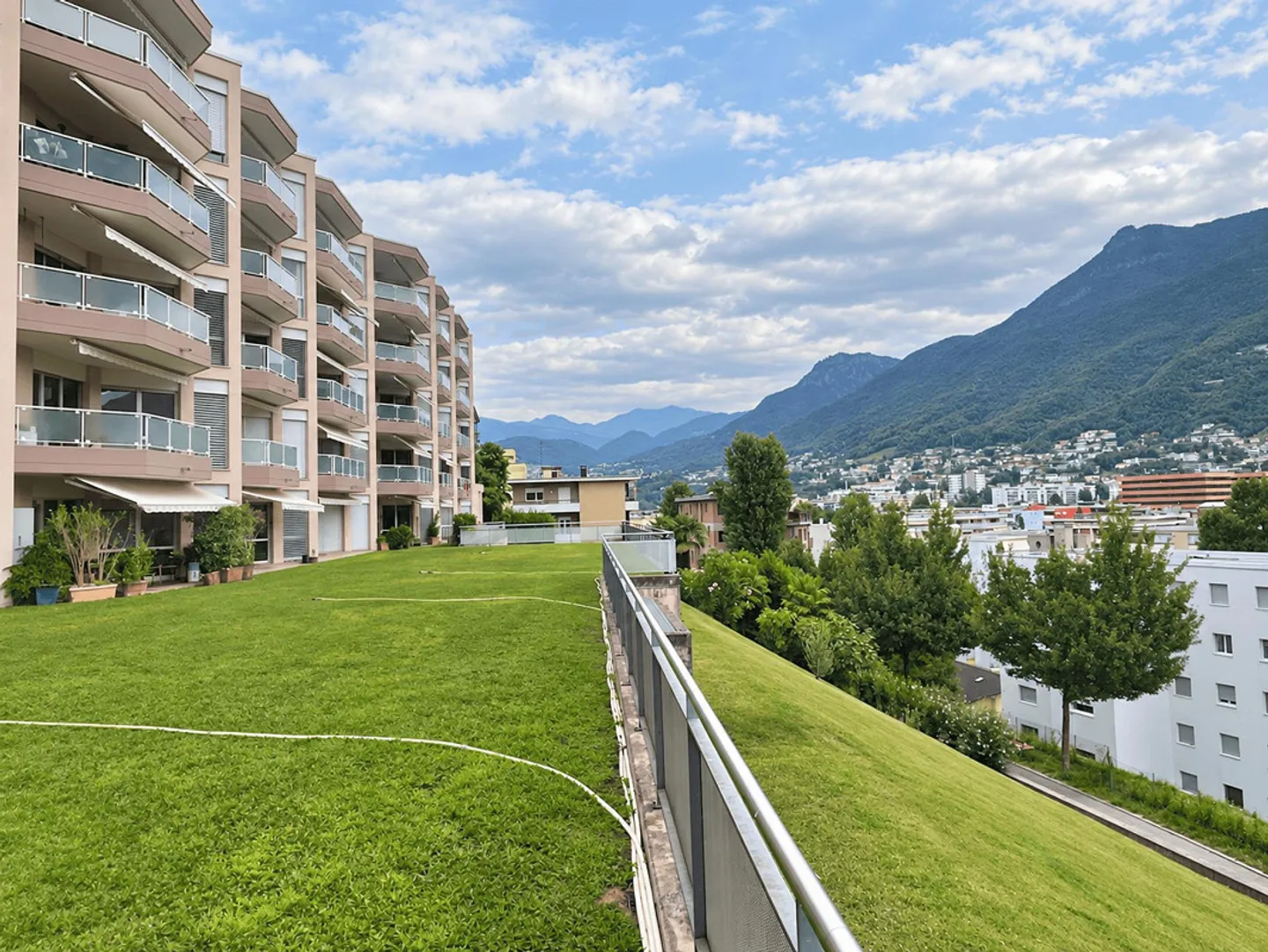 4.5 APARTMENT WITH SPLENDID CITY VIEW AND PARTIAL LAKE VIEW - Photo 2 of 13