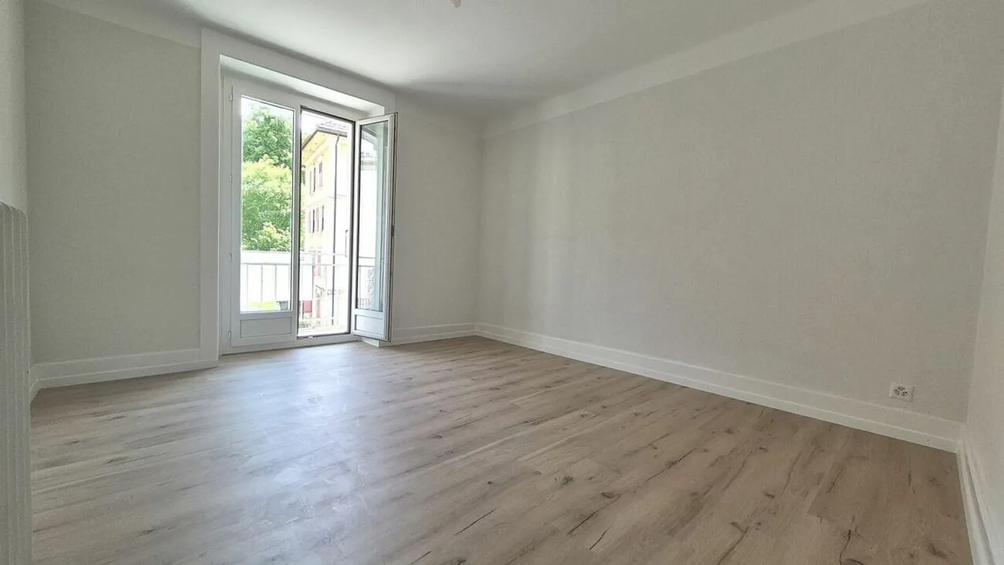 Renoviert! 4-Zimmer-Wohnung in Locle mit Balkon - Foto 5 von 12