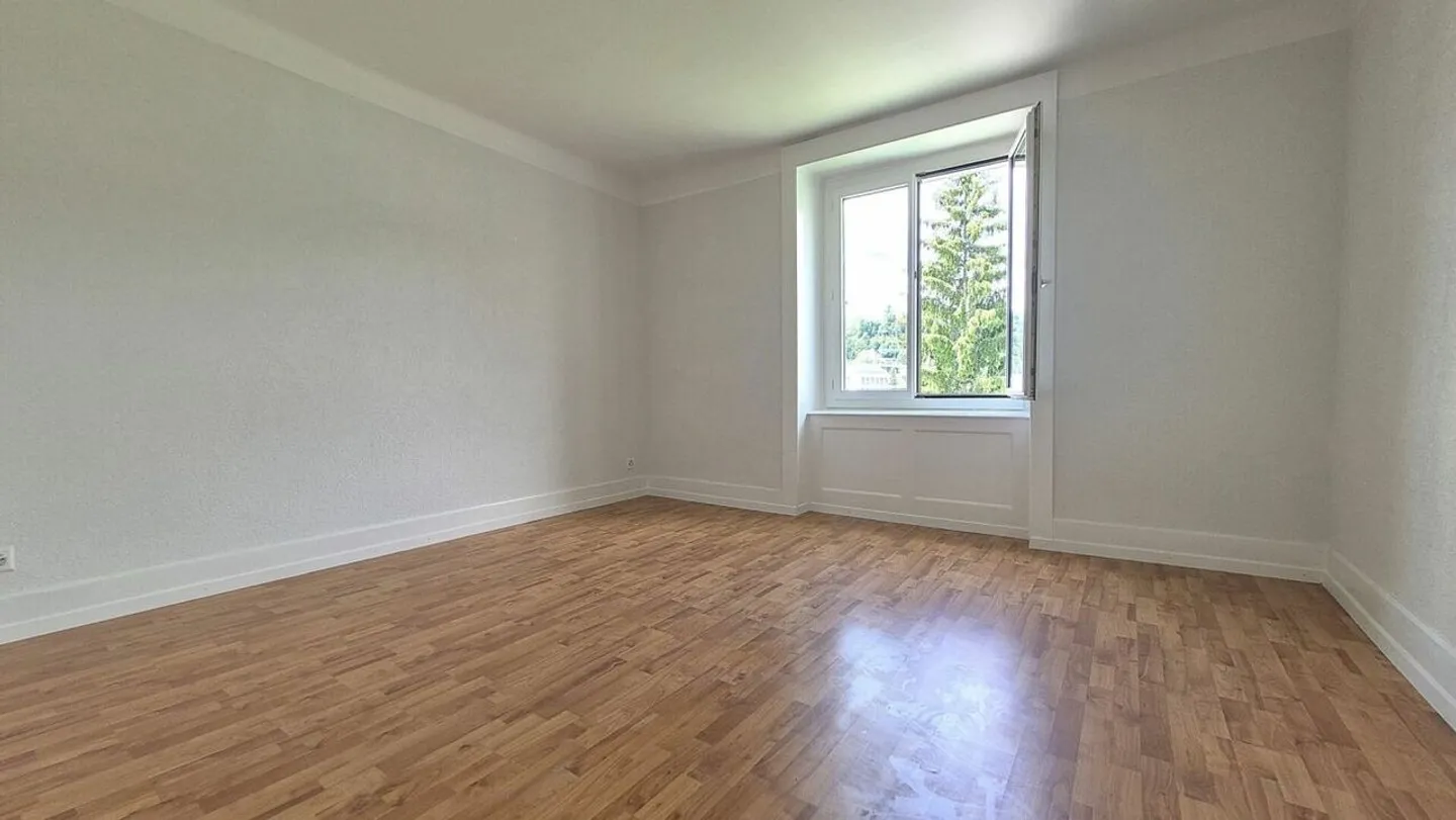 Renoviert! 4-Zimmer-Wohnung in Locle mit Balkon - Foto 6 von 12