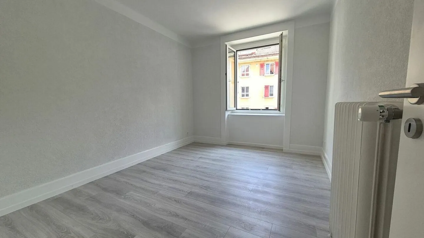 Renoviert! 4-Zimmer-Wohnung in Locle mit Balkon - Foto 7 von 12