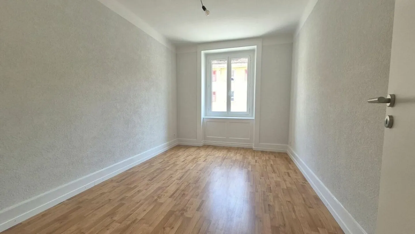 Renoviert! 4-Zimmer-Wohnung in Locle mit Balkon - Foto 8 von 12