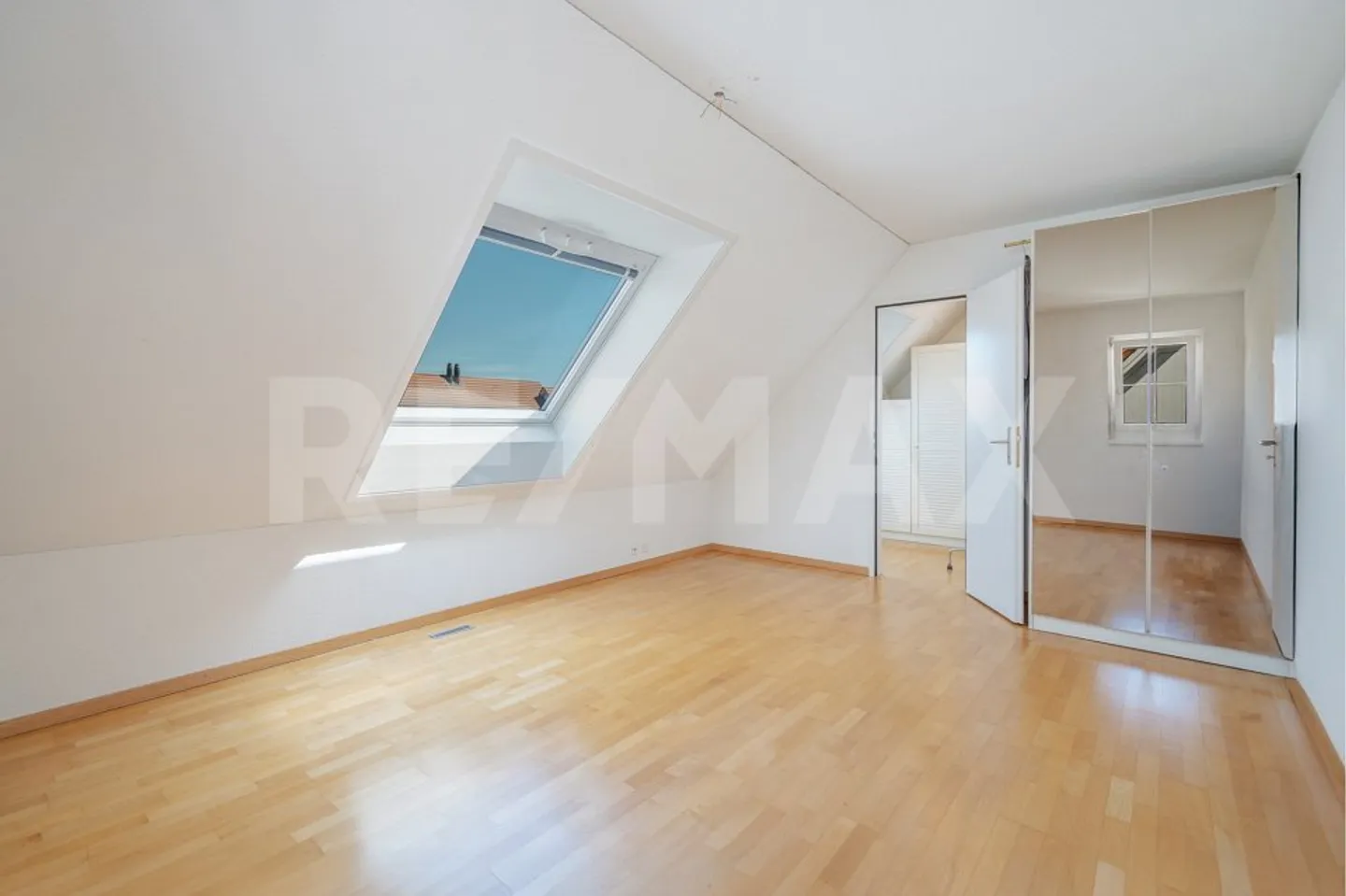 Ampia esperienza abitativa con fascino attico - Qualità della vita su due livelli! - Foto 11 di 13