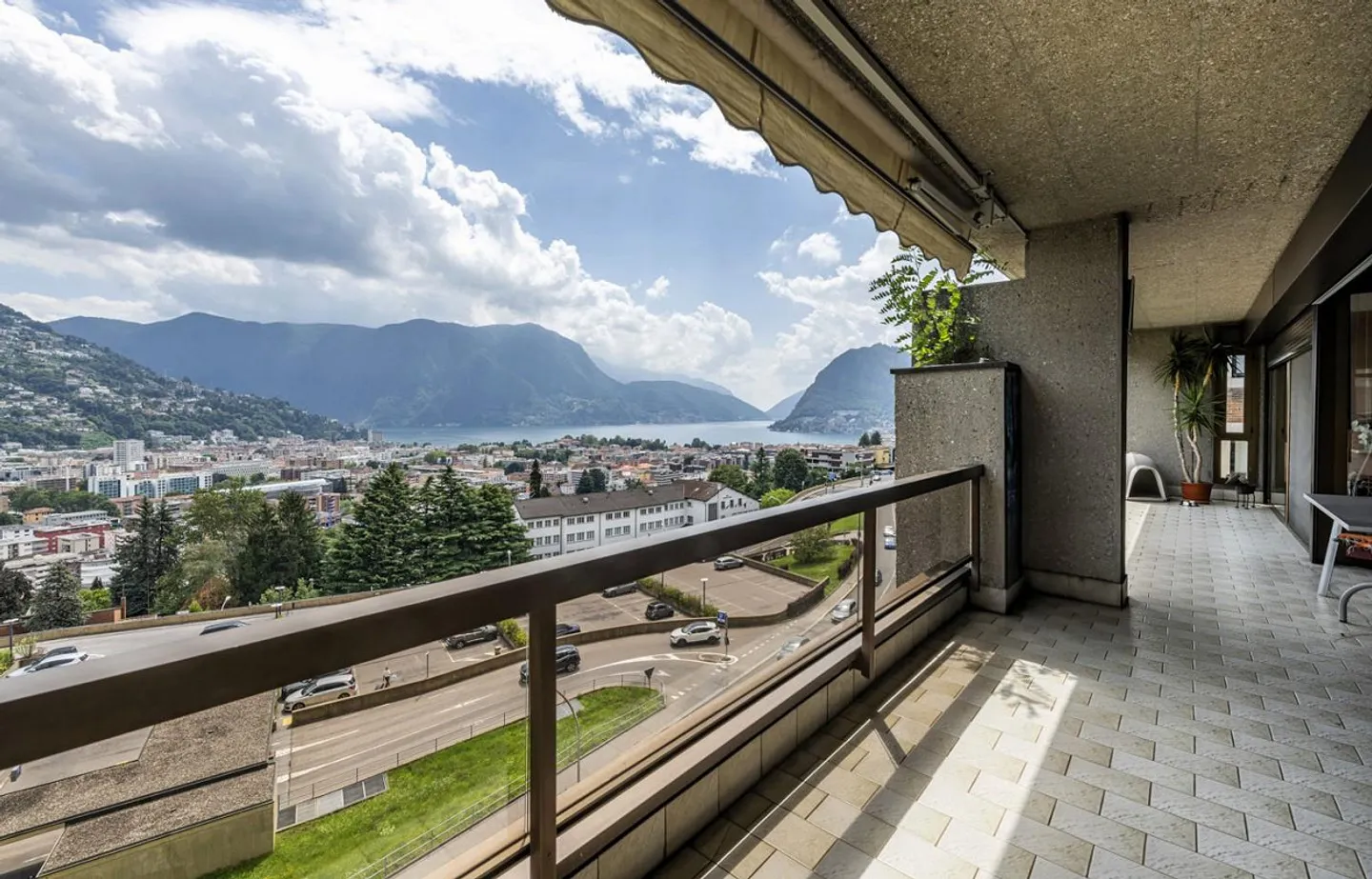 Attico di 5,5 stanze con vista sul lago e 4 posti auto - Foto 1 di 13