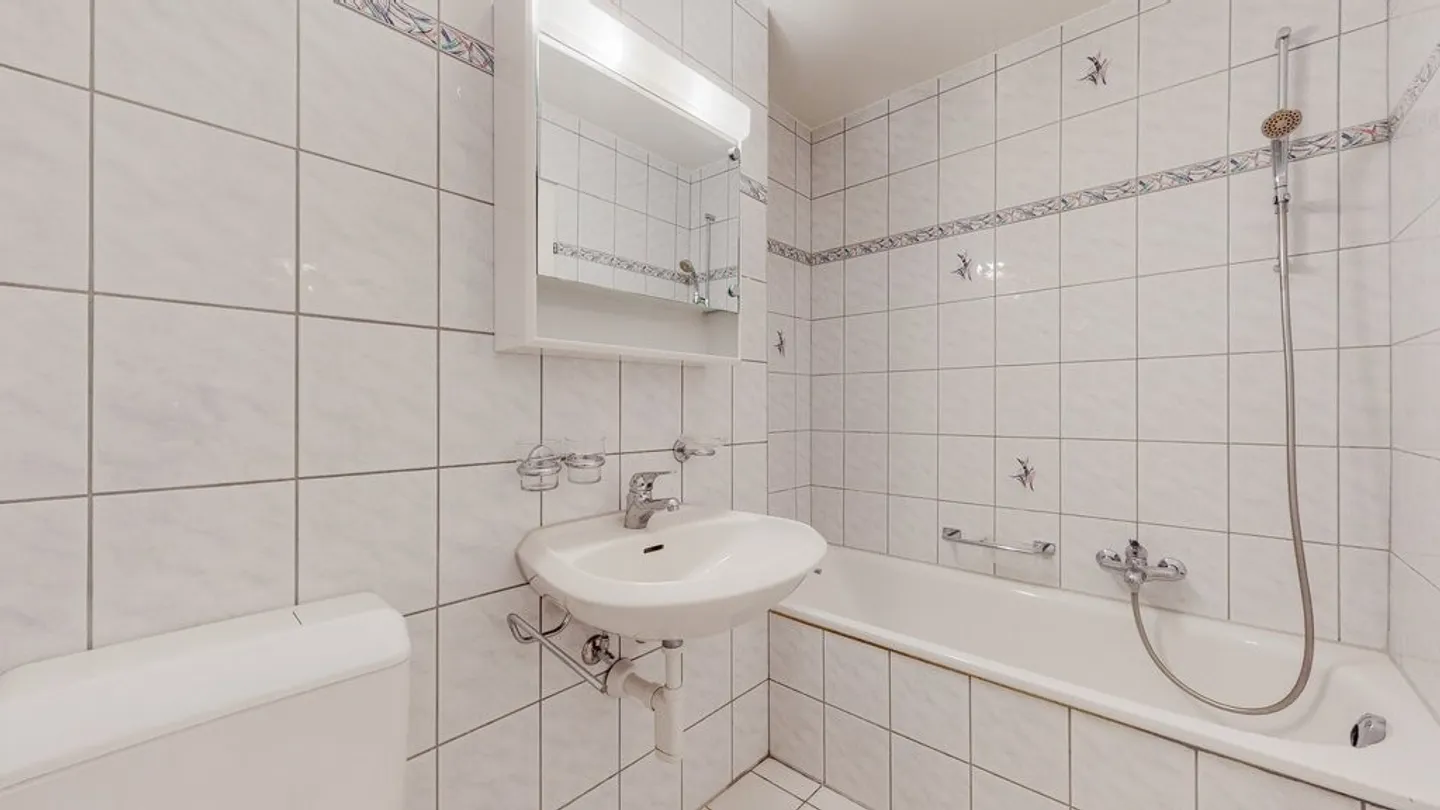 Charming Apartment with Garden - Photo 7 of 11