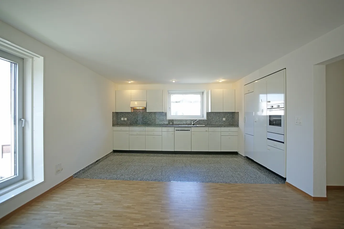 bright 4 1/2 room apartment with large sunny terrace - Photo 3 of 26