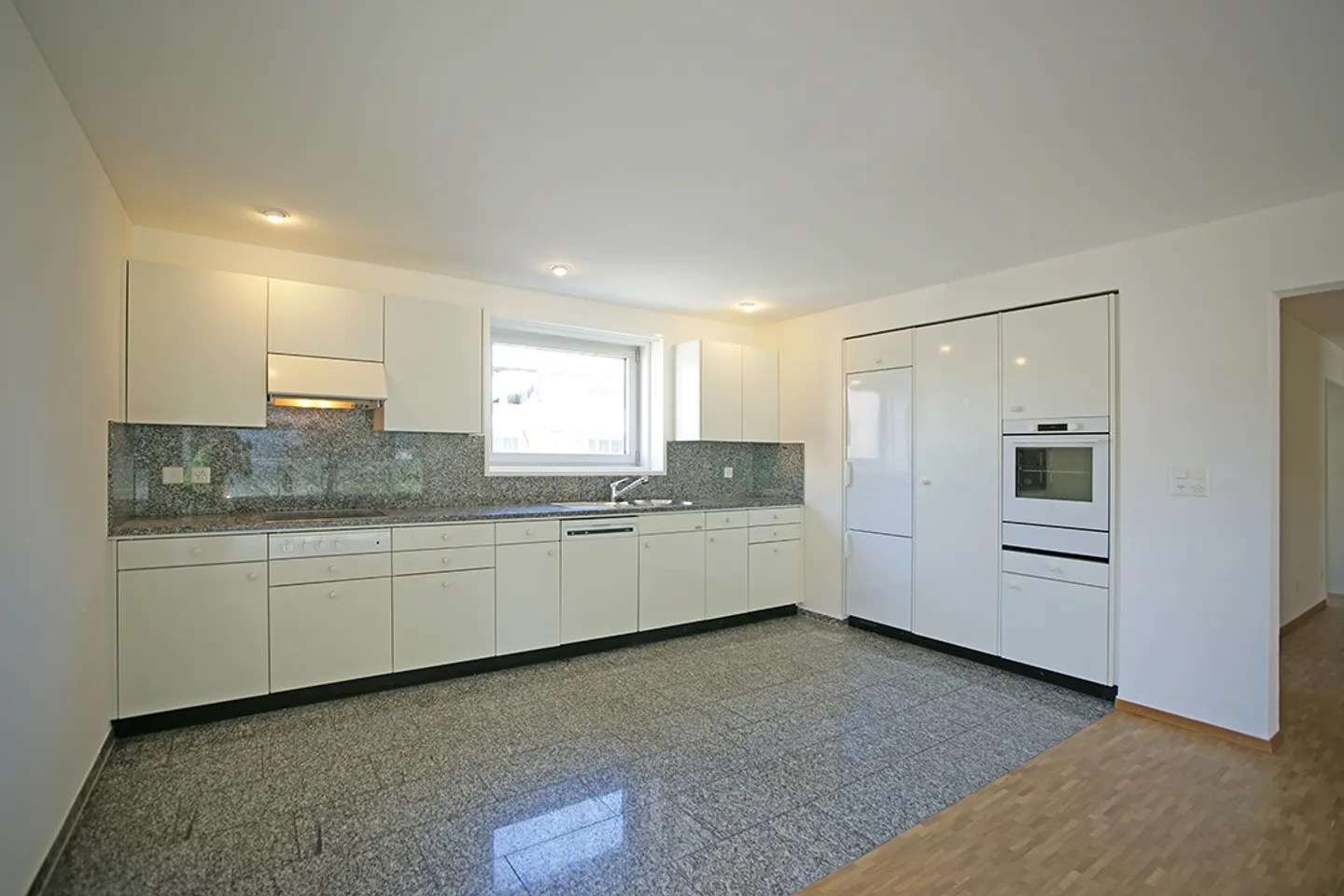 bright 4 1/2 room apartment with large sunny terrace - Photo 4 of 26