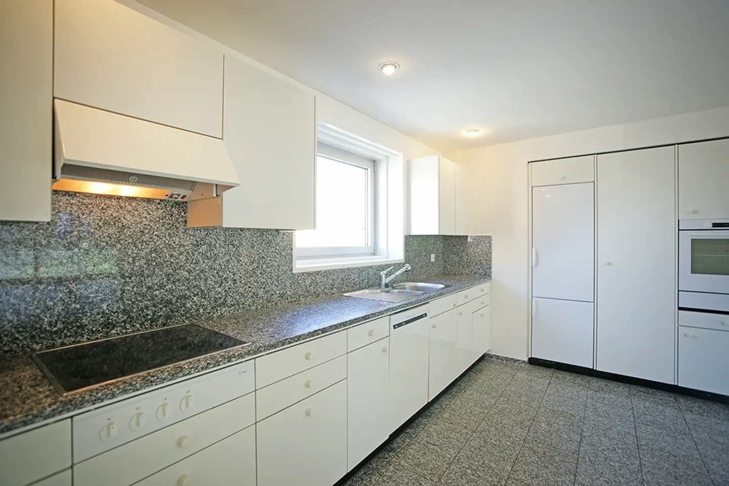 bright 4 1/2 room apartment with large sunny terrace - Photo 5 of 26