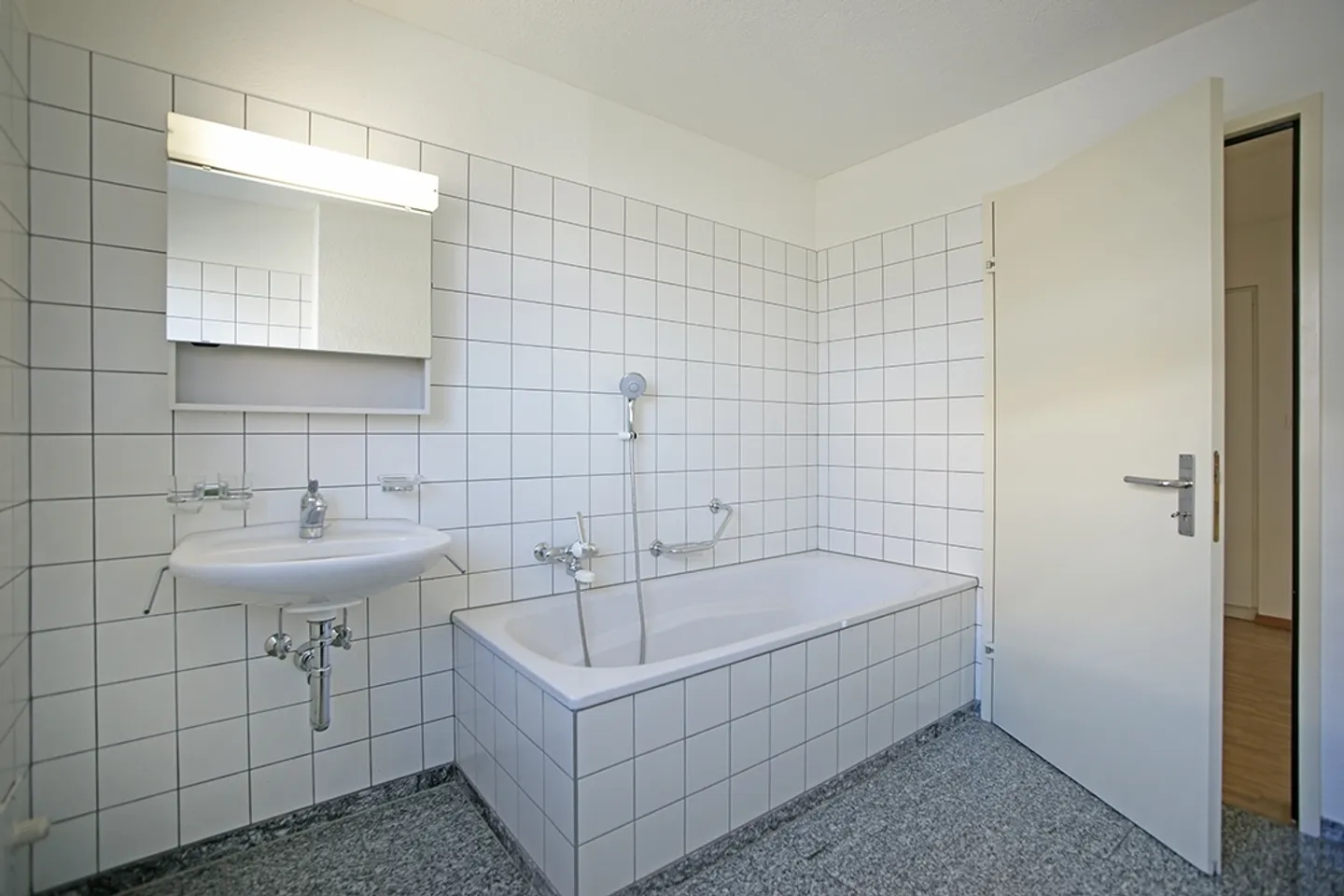 bright 4 1/2 room apartment with large sunny terrace - Photo 13 of 26