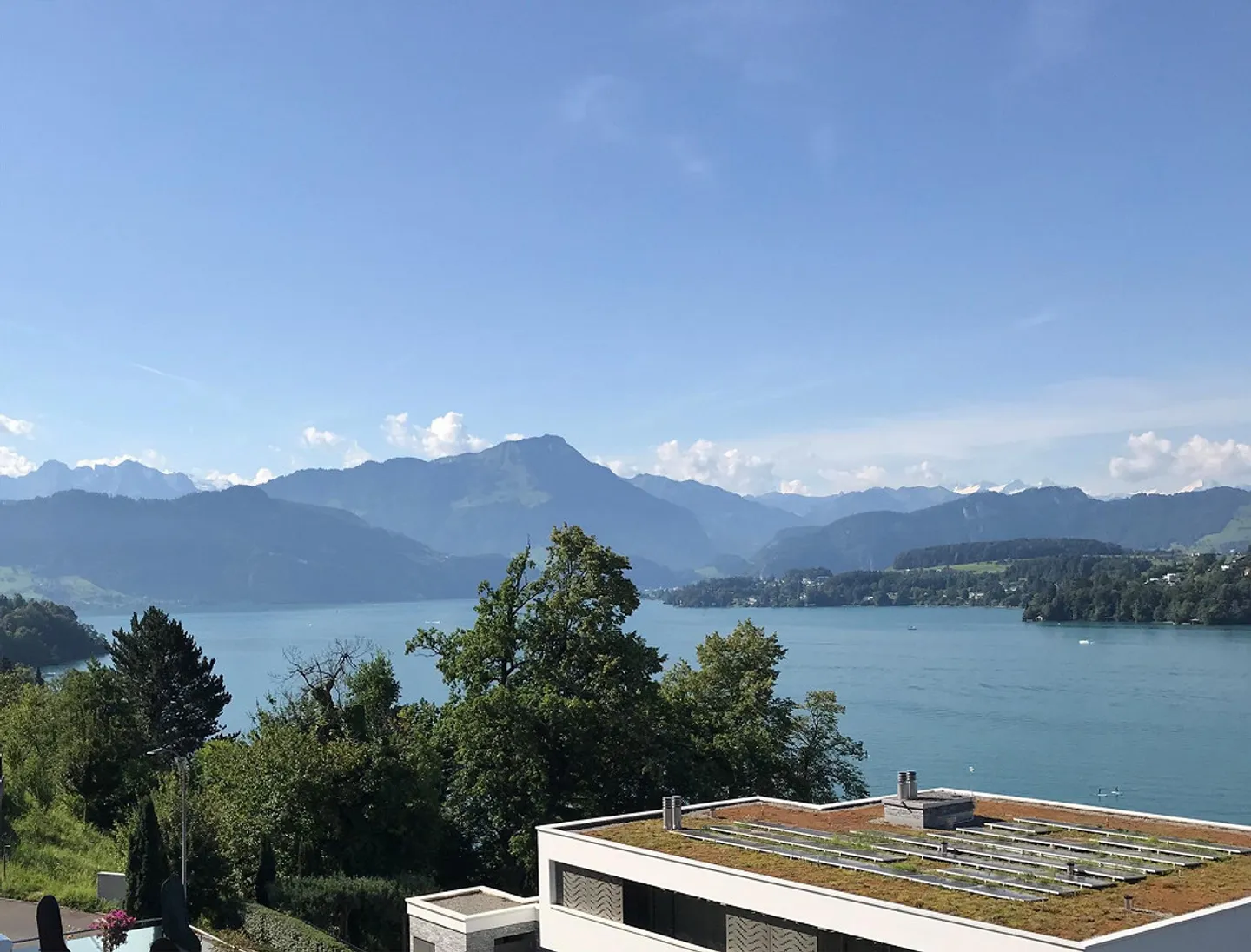 Vivere come in una casa unifamiliare con vista mozzafiato sul lago e sulle montagne - Foto 1 di 17