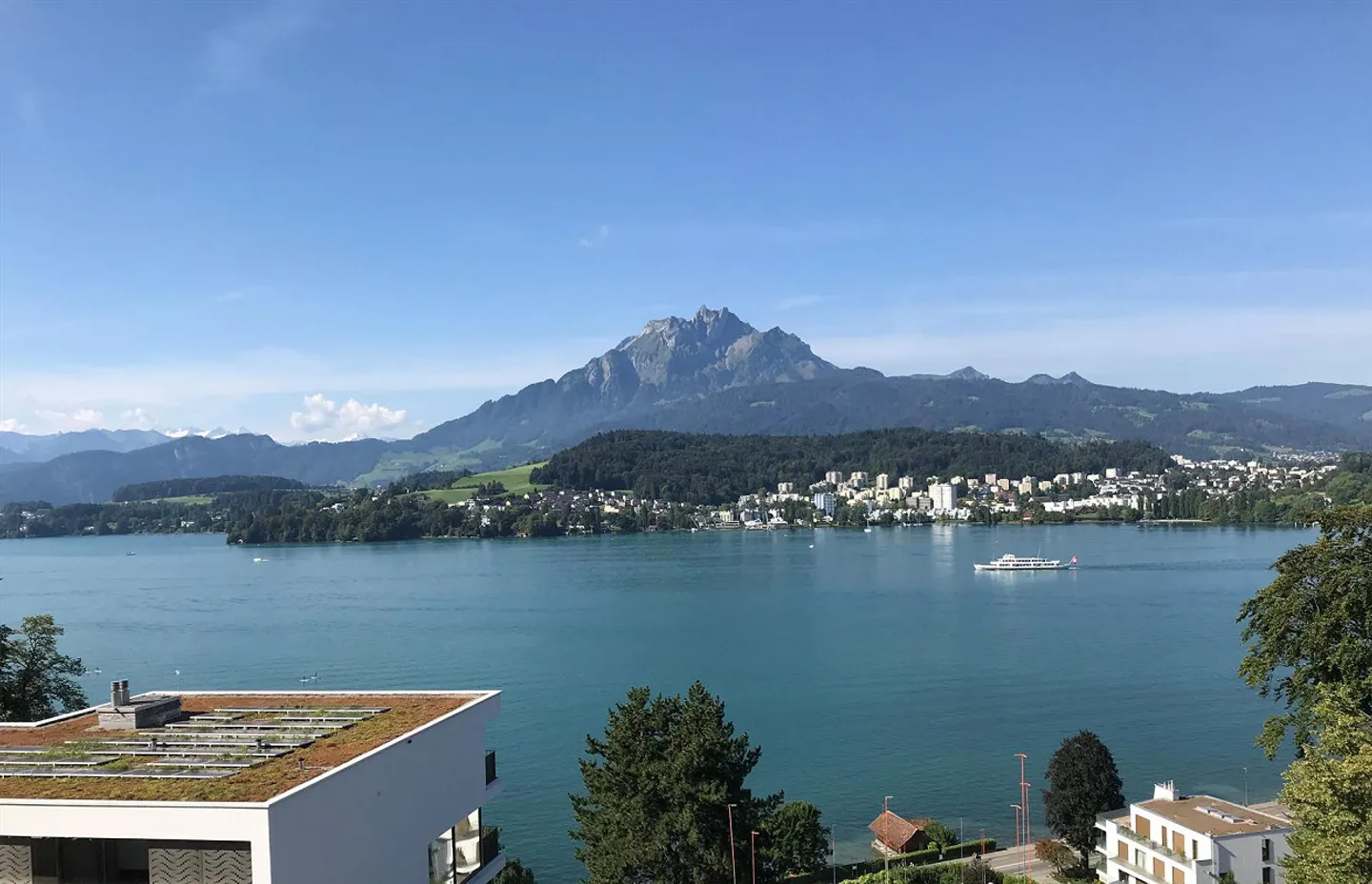 Vivere come in una casa unifamiliare con vista mozzafiato sul lago e sulle montagne - Foto 2 di 17