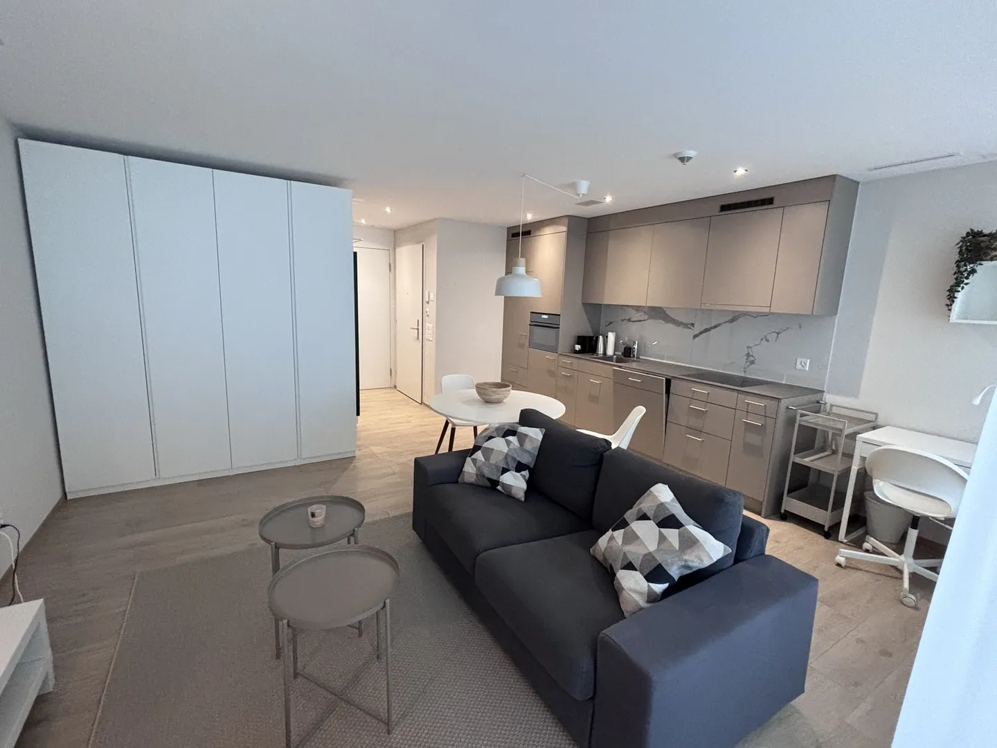Modern Apartment with Balcony - Photo 2 of 10