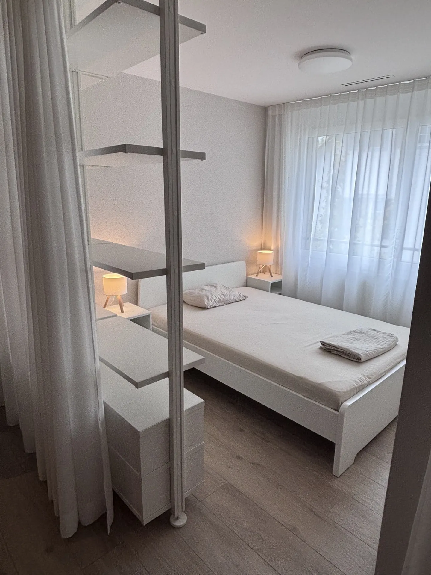 Modern Apartment with Balcony - Photo 5 of 10