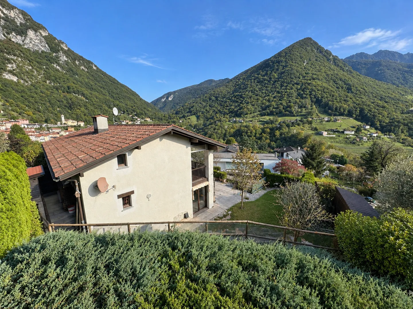 MAISON AVEC JARDIN ET GRANDE TERRASSE EN POSITION PANORAMIQUE - Photo 1 sur 15