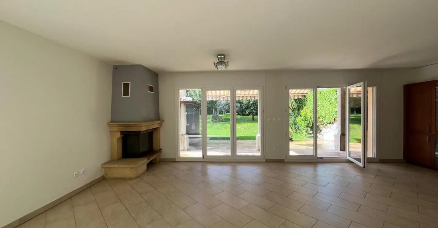 Magnificent semi-detached villa with 7 rooms in the heart of old Vernier - Photo 1 of 11